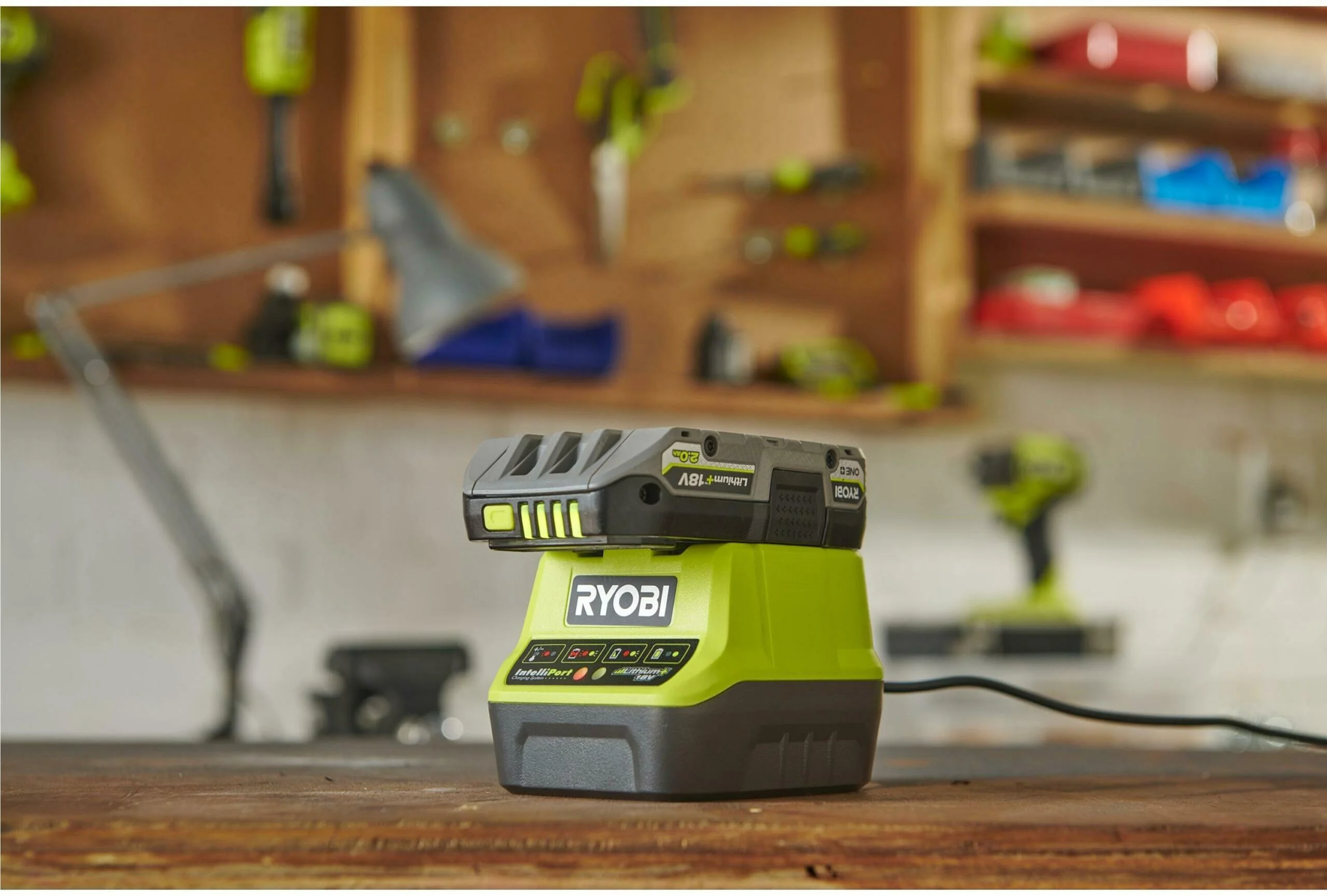 Set – punjač baterija i baterija od 2.0Ah, 18V ONE+™ – RYOBI RC18120-120C - Слика 3